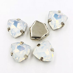 Триллиант в цапах White Opal 12 мм.
